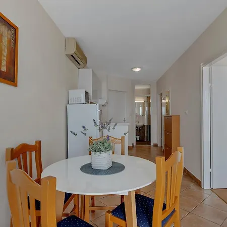 Apartament Vranjes *